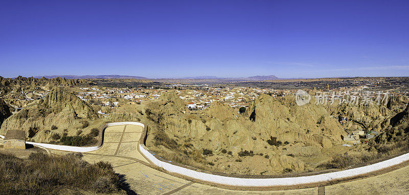 瓜迪克斯的Mirador Cerro de la Bala，唤起周围环境的全景点(安达卢西亚，西班牙)